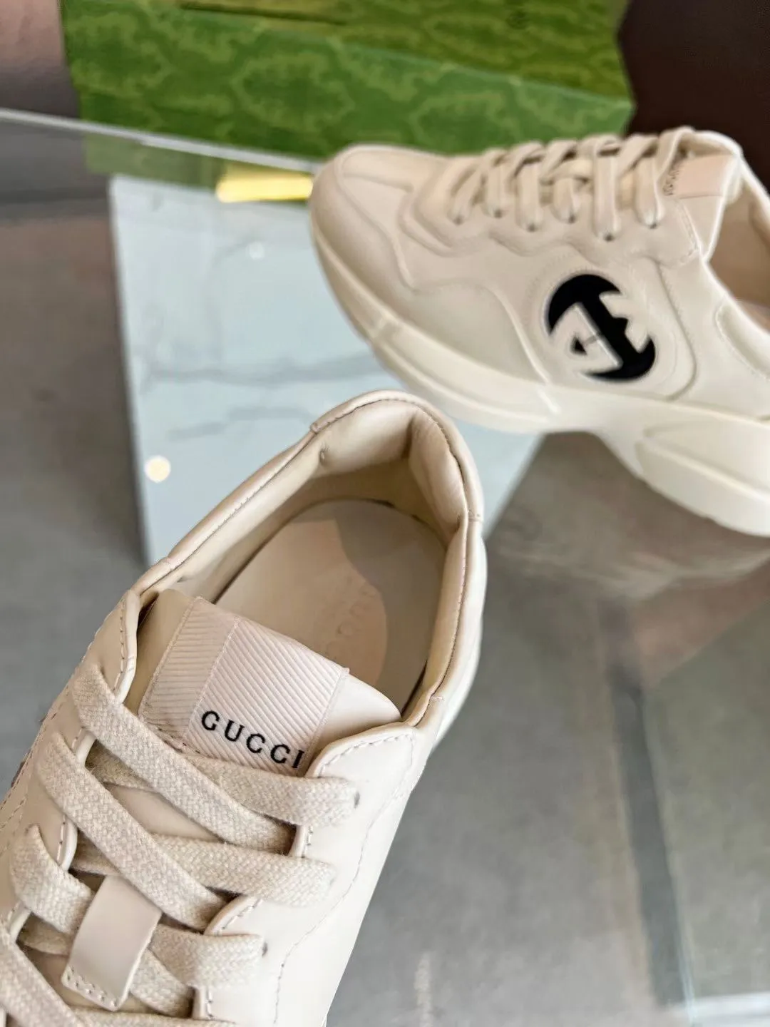 👟👟Ex-factory price 480👟👟 Women's shoes, women's clothing, men's models ➕10 Gucci dad shoes for couples, distressed leather horn-shaped retro jogging shoes. The Balenciaga grandpa trend has subsided and ushered in GUCCI dad shoes, the trend leader in the fashion industry. Original shoes are molded and original lasts are made by Italian handmade OEM! [Gucci original dad shoes] Original surface: imported calfskin! Lining: Grade A hybrid lambskin! Outsole: The highest restoration sole T👟👟Ex-factory price U material plus wear-resistant foam (anti-wear cushioning) ivory leather processed with distressed effect The sole is 5cm high! The comfort level is excellent, killing all high-end versions on the market! Original logo outsole! 👣Size: Women’s size 35-40. Men's size 38-45. Women's heel with 🈚️logo! Men's heel with 🈶️logo!